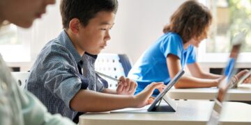 Traditional Education vs. Modern Approaches: Finding the Balance