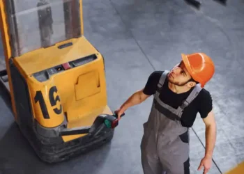 Battery Machine Skates vs Forklifts: Which One Is Actually Better?