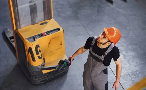 Battery Machine Skates vs Forklifts: Which One Is Actually Better?